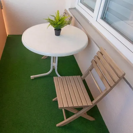 Schoene 2 Zimmerwohnung Mit Uhd-tv, Grossem Balkon Und Haengematte * 兰佩特海姆