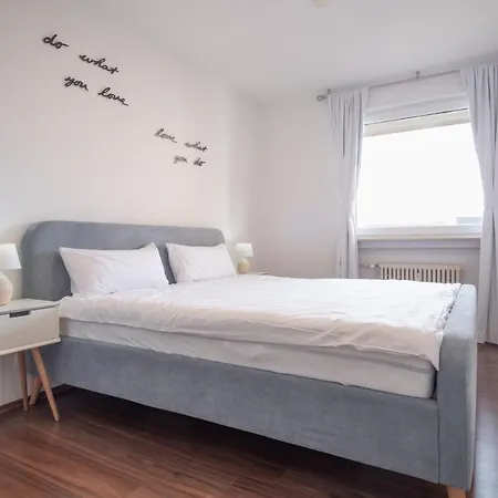 Schoene 2 Zimmerwohnung Mit Uhd-tv, Grossem Balkon Und Haengematte * 兰佩特海姆